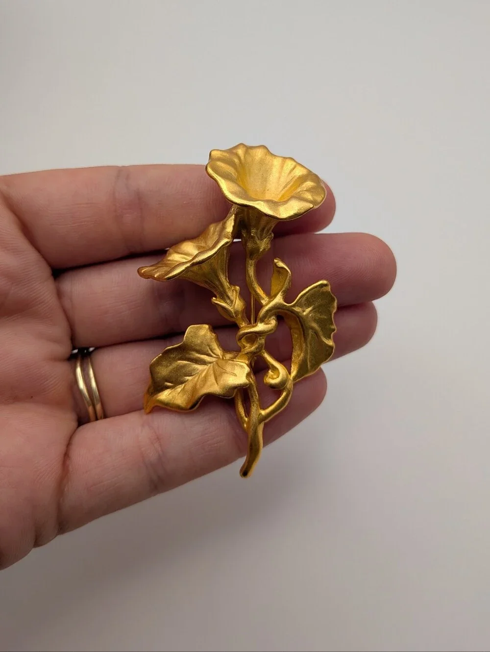 Vintage Jacqueline Ferrar Gold Toned Nightshade Floral Leaf Pin Brooch